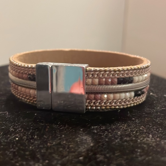 NWOT 7.5” tan leather bracelet with braided and double seed bead layers - Picture 7 of 14